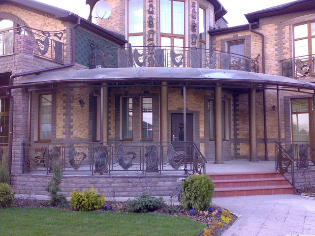 интересный фасад коттеджа