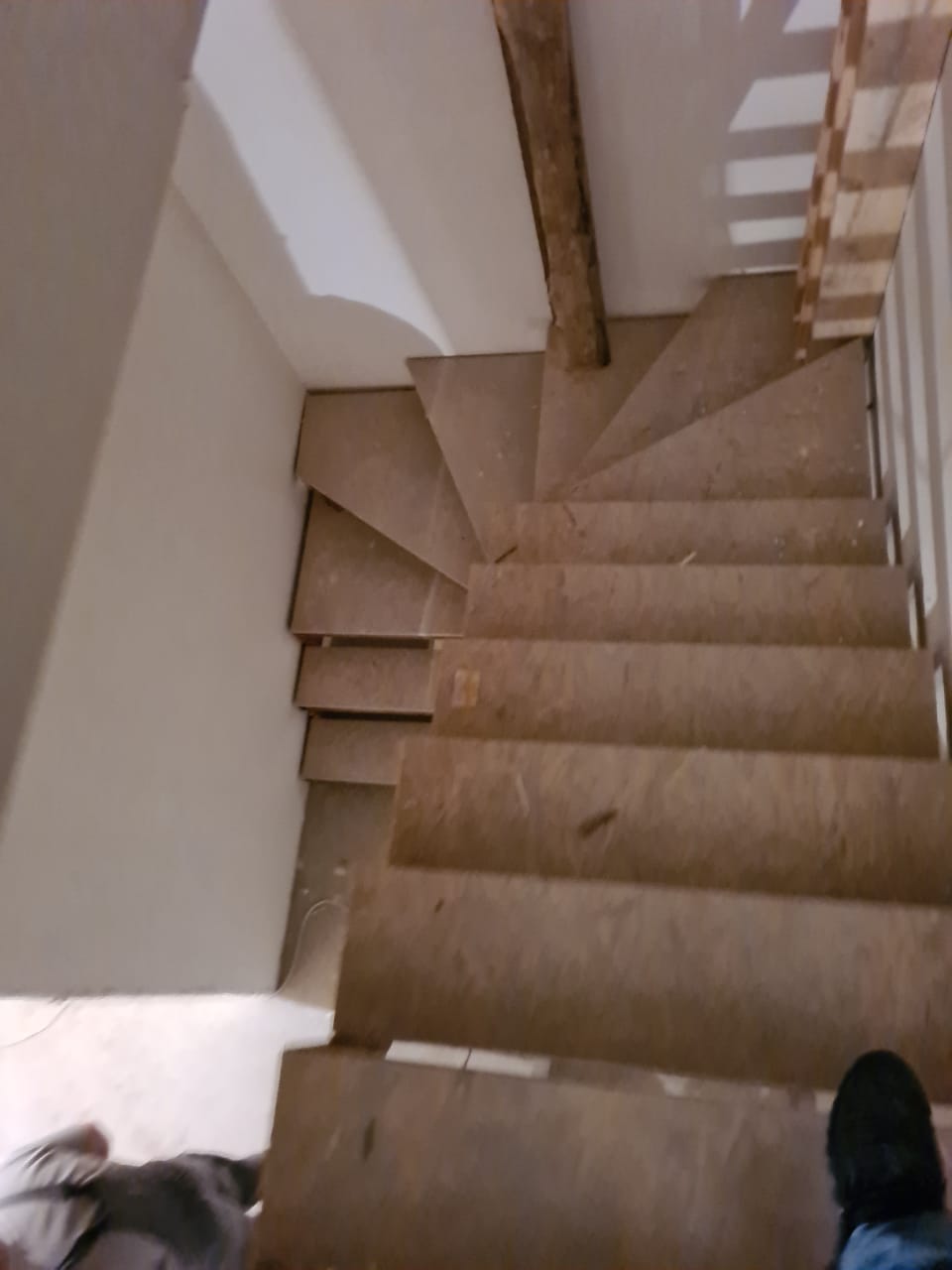 лестница на металлокаркасе в таунхаусе