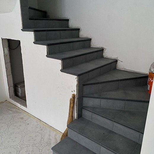бетонная лестница в таунхаусе