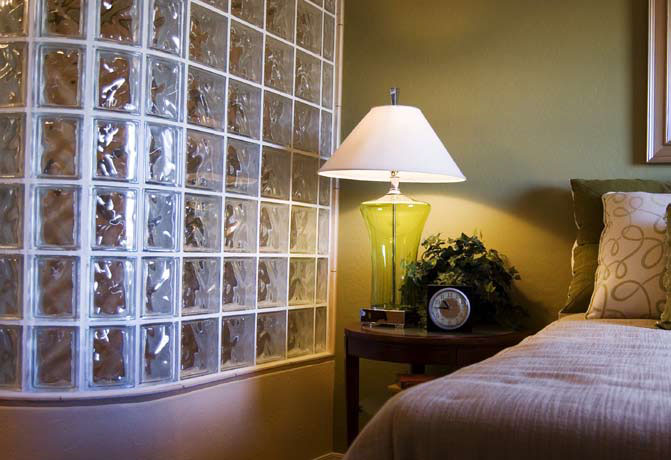 стена в спальне из стеклоблоков